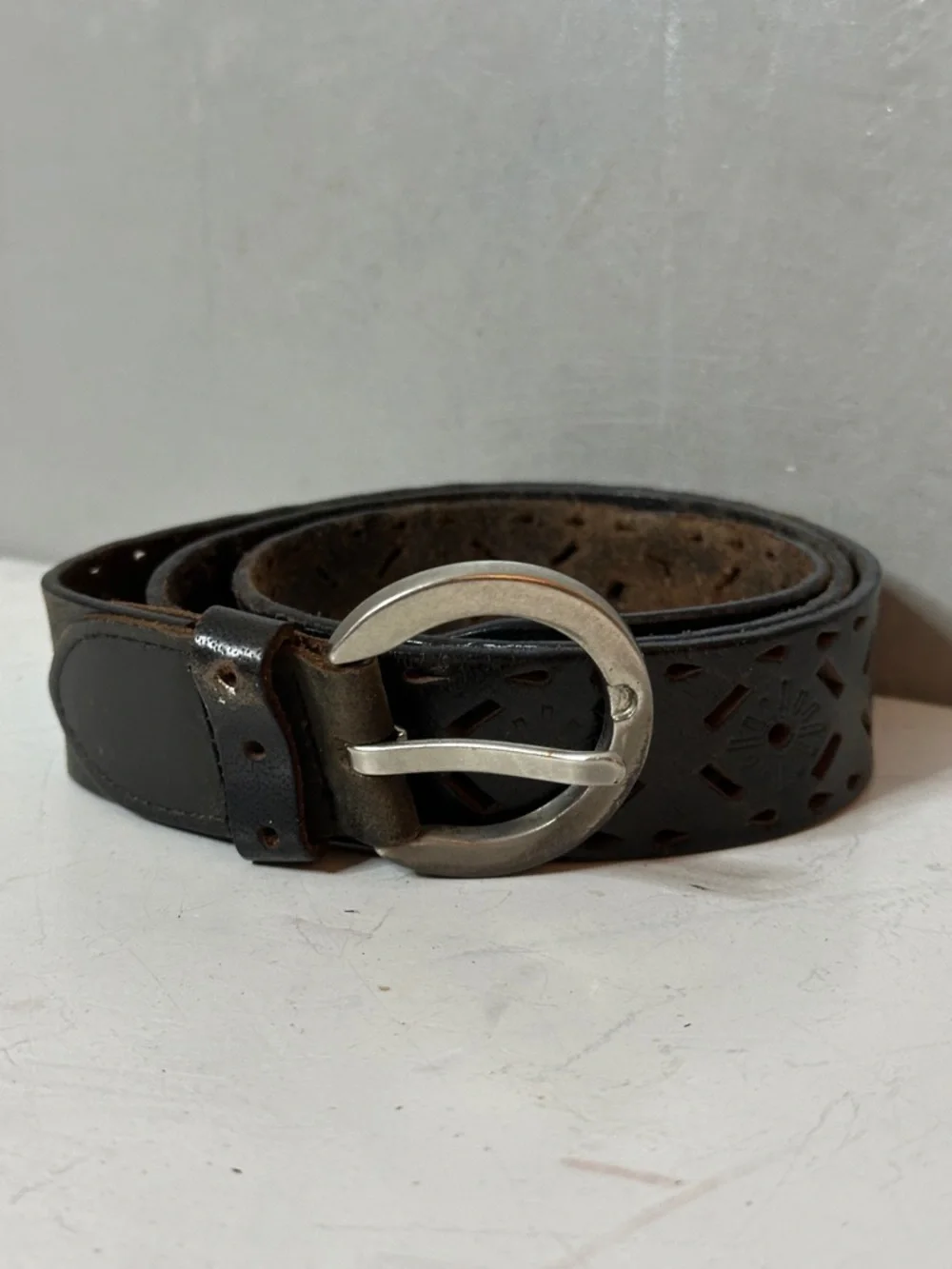 BLACK LEATHER PIERCED CUT OUT DESIGN BELT MEDIUM VINTAGE